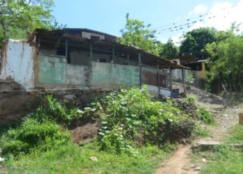 “Vivimos aquí por necesidad”: valerana en Agua Clara clama un hogar digno para su familia