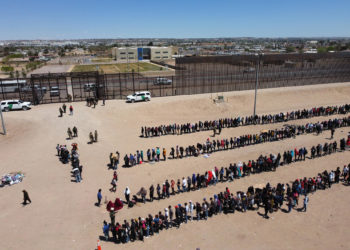 Un aumento de migrantes en EE.UU. podría frenar la inflación, según un informe