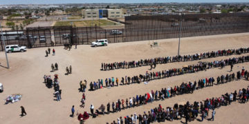 Un aumento de migrantes en EE.UU. podría frenar la inflación, según un informe