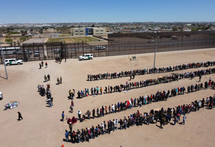Fotografía de archivo de migrantes formados en la frontera de México y EE.UU., en Ciudad Juárez, en el estado de Chihuahua (México). LEFE/Luis Torres