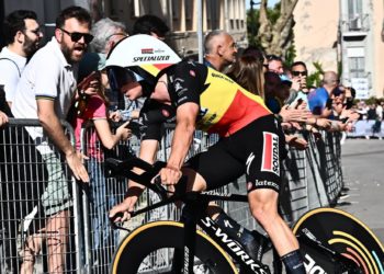 Evenepoel revienta el crono y se viste de rosa