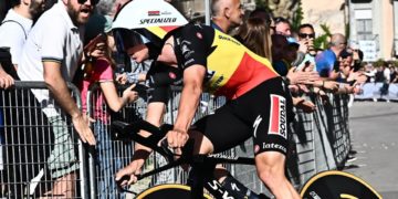 Evenepoel revienta el crono y se viste de rosa