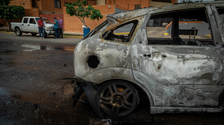 Fotografía de un vehículo quemado en Maracaibo (Venezuela). EFE/ Henry Chirinos
