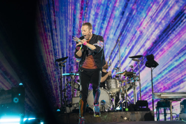 El cantante de la banda británica, Coldplay, Chris Martin, durante el concierto que han ofrecido este miércoles en el Estadio Olímpico de Barcelona, incluido en su gira internacional "Music of the Spheres World Tour". EFE/Marta Pérez.