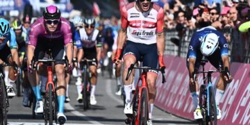 Pedersen se impone al esprint en Nápoles; Leknessund mantiene el liderato