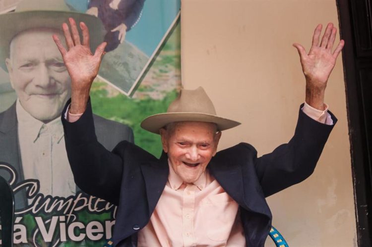 Fotografía de archivo fechada el 15 de junio de 2020 muestra al señor Juan Vicente Pérez Mora, por entonces de 111 años de edad, durante una entrevista con Efe en su casa de San José de Bolívar, estado Táchira (Venezuela). EFE/ JOHNNY PARRA