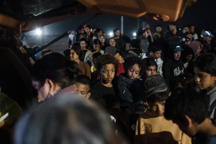 Migrantes permanecen varados en el paso fronterizo Chacalluta, donde esperan solucionar su situación migratoria, el 3 de Mayo 2023, en Arica (Chile). EFE/Pablo Rojas Madariaga