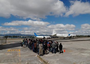 Los últimos vuelos con migrantes expulsados por motivos sanitarios despegan de El Paso