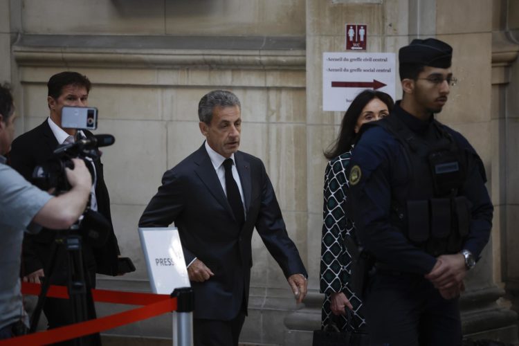 El expresidente francés Nicolas Sarkozy (C) llega al juzgado de París. EFE/EPA/YOAN VALAT
