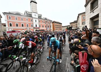 Giro Italia | La UCI critica a los ciclistas que se fueron en helicóptero desde la meta hasta el hotel