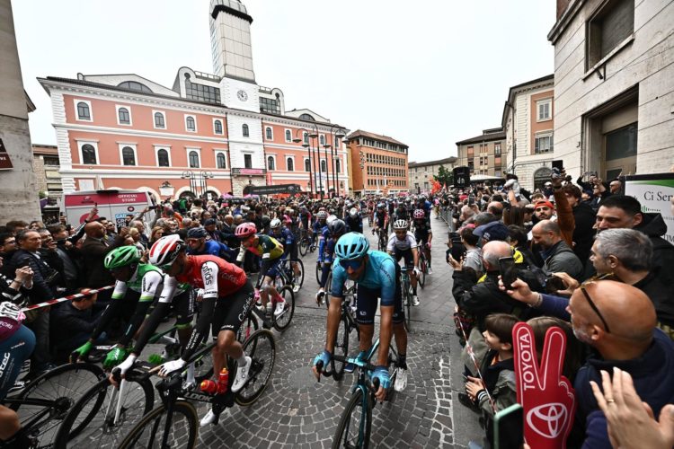 El Giro sale de Terni, Italia. EFE/EPA/LUCA ZENNARO