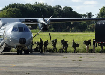 Fuerzas Militares colombianas buscan a los niños perdidos con reflectores y altavoces