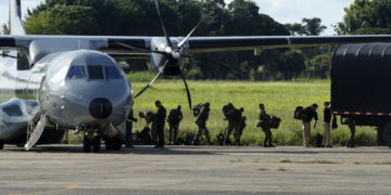Fuerzas Militares colombianas buscan a los niños perdidos con reflectores y altavoces