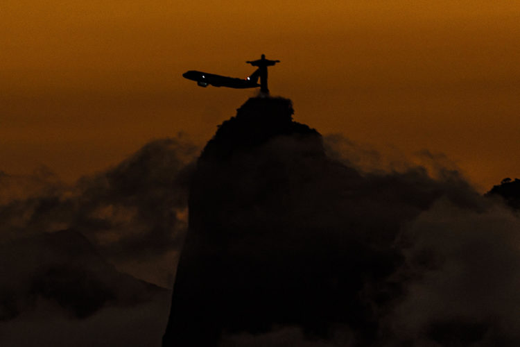 Un avión pasa frente al Cristo Redentor, en Río de Janeiro (Brasil), en una fotografía de archivo. EFE/ Antonio Lacerda