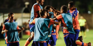 Caracas cae al cuarto lugar del fútbol en Venezuela, tras perder ante Puerto Cabello