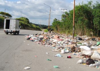 Avenida Bicentenaria de Valera convertida en un “vertedero” de basura