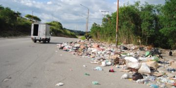 Avenida Bicentenaria de Valera convertida en un “vertedero” de basura
