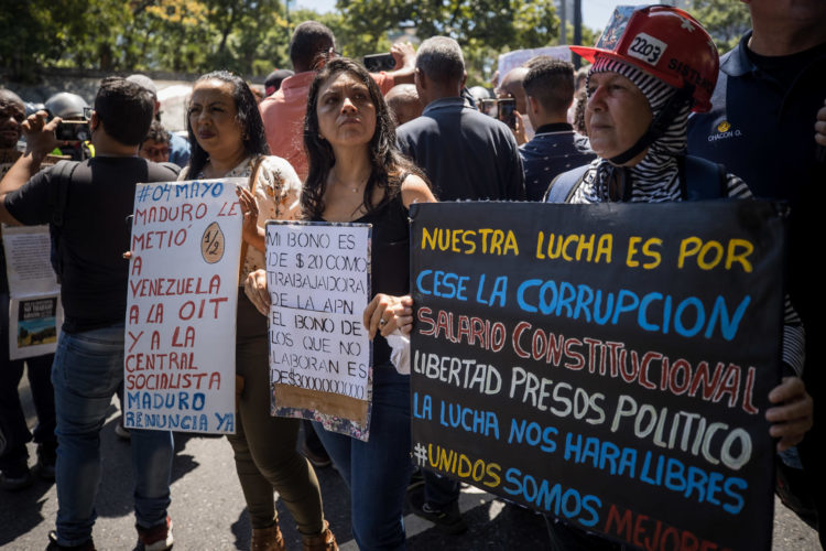 Un grupo de personas protestan por mejoras salariales en Caracas (Venezuela). EFE/ Miguel Gutierrez