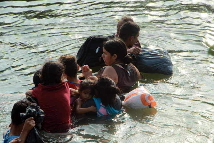 Migrantes cruzan el río Bravo para intentar ingresar a Estados Unidos, el 10 de mayo de 2023, en Matamoros (México). EFE/Abrahan Pineda-Jacome