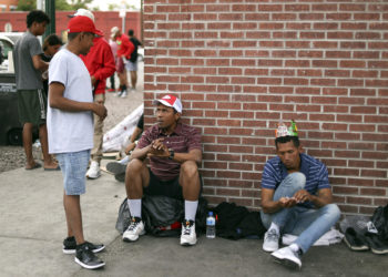 Migrantes venezolanos en El Paso se acogen solo a su «fe», no a las políticas