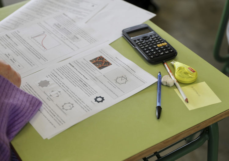 Imagen de archivo de un estudiante realizando un examen. EFE/ J. L. Cereijido