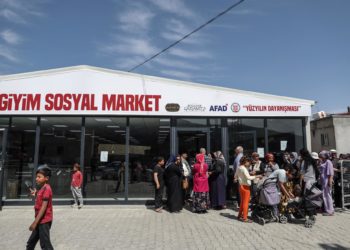 Las ciudades afectadas por el terremoto de Turquía intentan recuperar la vida