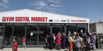 Las ciudades afectadas por el terremoto de Turquía intentan recuperar la vida