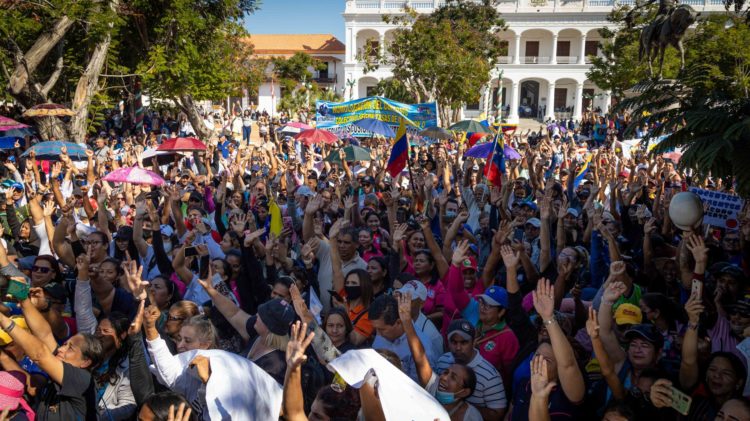 Trabajadores participan en una manifestación, en Maracaibo (Venezuela), en una fotografía de archivo. EFE/Henry Chirinos