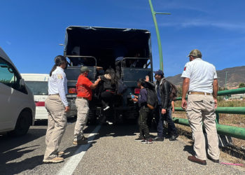 Agentes hallan 139 migrantes en caja de tráiler en norte de México