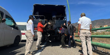 Agentes hallan 139 migrantes en caja de tráiler en norte de México