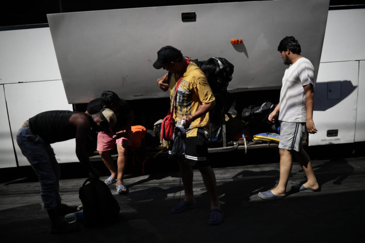 venezolanos descargan sus maletas para ser trasladados en bus hacia Nicaragua en el paso fronterizo entre Panamá y Costa Rica, en Paso Canoas (Panamá). EFE/ Bienvenido Velasco