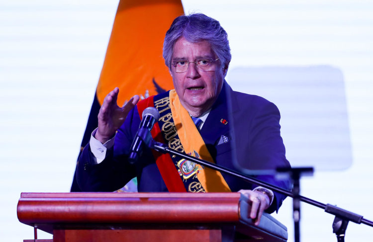 El presidente de Ecuador, Guillermo Lasso, presenta su informe a la Nación tras la muerte cruzada que cerró la Asamblea Nacional, hoy en la Plataforma Gubernamental, en Quito (Ecuador). EFE/José Jácome