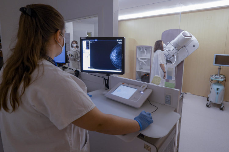 Fotografía de archivo de una doctora revisando el resultado de una mamografía. EFE/Quique García