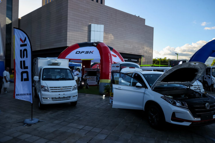 Fotografía de vehículos expuestos en la Expo Fedecámaras Carabobo 2023, hoy, en Valencia (Venezuela). EFE/ Miguel Gutierrez
