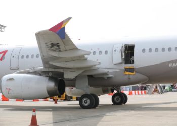 Surcoreano que abrió la puerta del avión antes de aterrizar dice que quería bajarse rápido