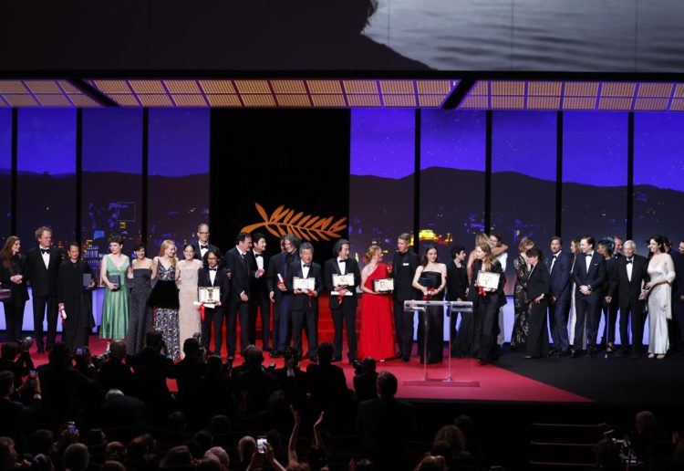 Los ganadores de la 76 edición del Festival de Cannes posan en la ceremonia de clausura, este 27 de mayo de 2023. EFE/EPA/Sebastien Nogier