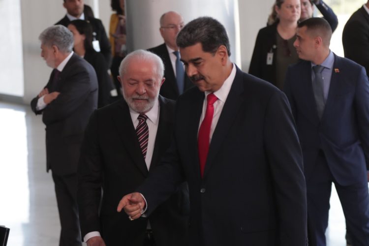 El presidente de Brasil, Luiz Inácio Lula da Silva, recibe a su homólogo venezolano, Nicolás Maduro, hoy, en el Palacio do Planalto, en Brasilia (Brasil). EFE/ André Coelho