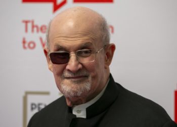 Salman Rushdie es ovacionado al aparecer por sorpresa en la Gala del club PEN