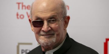 Salman Rushdie es ovacionado al aparecer por sorpresa en la Gala del club PEN