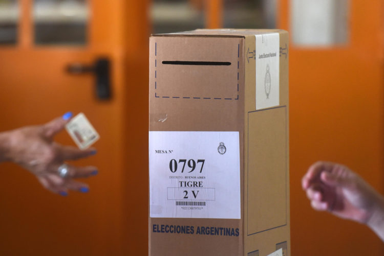 Fotografía de archivo de una urna de votación. EFE/Juan Ignacio Roncoroni