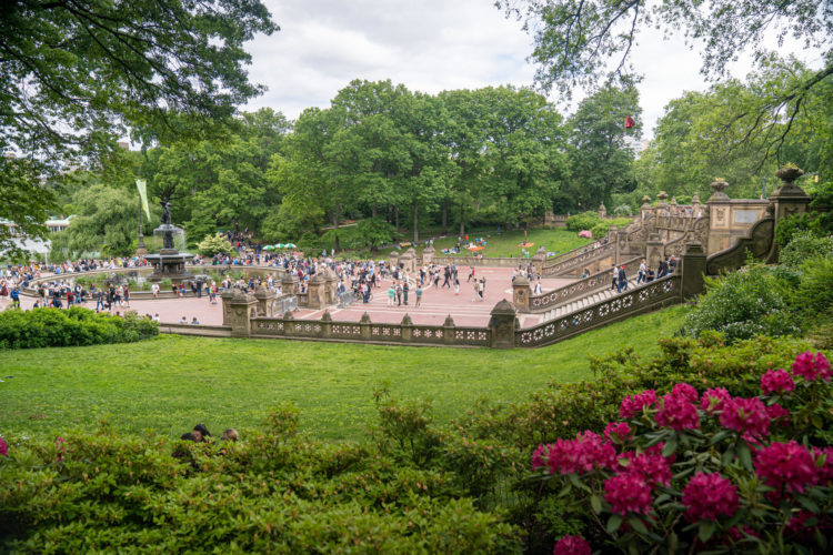 Visitantes rodean la fuente de Bethesda, situada en el Castillo Belvedere, el 21 de mayo de 2023, en el parque urbano Central Park de Nueva York (EE.UU.). EFE/Ángel Colmenares
