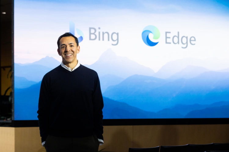 Fotografía cedida por Microsoft donde aparece su vicepresidente corporativo y director de marketing del consumidor, Yusuf Mehdi, mientras habla durante el lanzamiento de los productos de inteligencia artificIal en la sede de la empresa en Redmond, Washington (EE.UU.). EFE/ Dan Delong/Microsoft