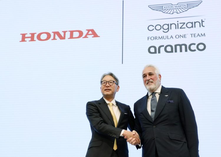 El CEO de Honda Motor, Toshihiro Mibe, y el presidente del equipo de Fórmula Uno Cognizant de Aston Martin Aramco, Lawrence Stroll, se dan la mano durante una conferencia de prensa en Tokio, Japón, el 24 de mayo de 2023.EFE/EPA/JIJI PRESS