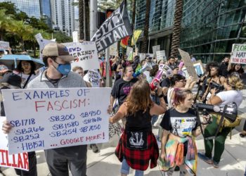 Un centenar de manifestantes en Miami llaman fascista y racista a DeSantis