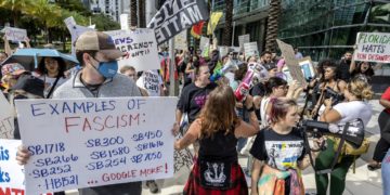 Un centenar de manifestantes en Miami llaman fascista y racista a DeSantis