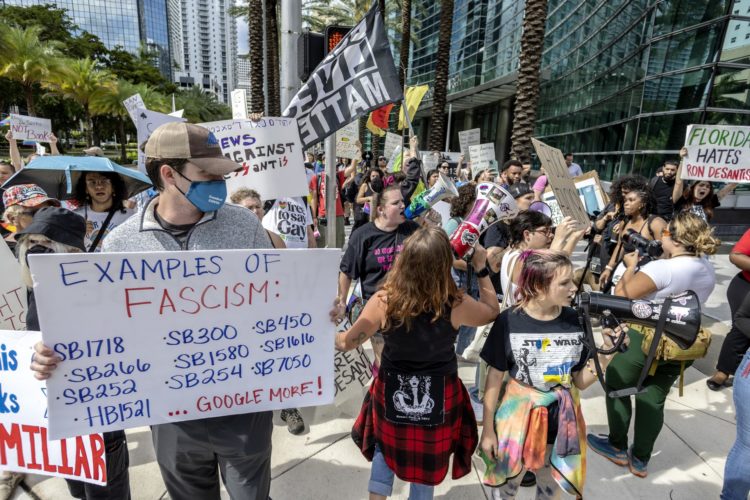 Los opositores al gobernador de Florida DeSantis protestan contra su candidatura presidencial frente al hotel Four-Season en Miami, Florida, EE.UU. EFE/EPA/CRISTOBAL HERRERA-ULASHKEVICH