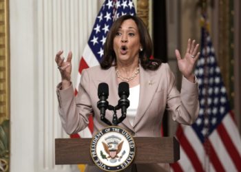 La vicepresidenta Kamala Harris aboga por restricciones a las armas de fuego en EE.UU.