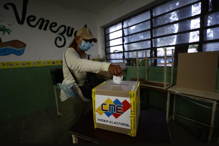 Una mujer ejerce su derecho al voto en un colegio electoral de Venezuela, en una fotografía de archivo. EFE/Rayner Peña R.