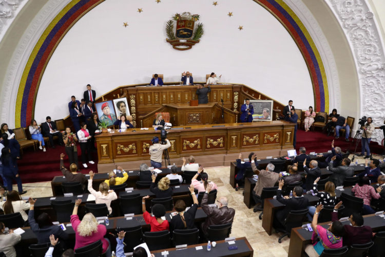 Diputados participan en una sesión en el Palacio Federal Legislativo, sede de la Asamblea Nacional de Venezuela, el 25 de mayo de 2023, en Caracas (Venezuela). EFE/Rayner Peña