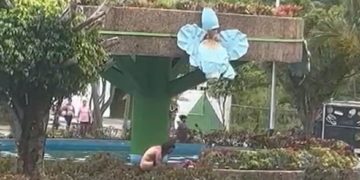 Nueva denuncia sobre personas con desórdenes mentales en Boconó: Mujer se baña desnuda en una fuente